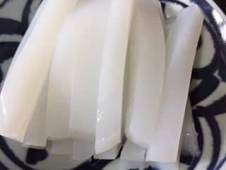 4、百吃不厌的凉拌凉粉,凉粉全部摆放在碗中