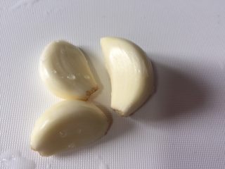 5、百吃不厌的凉拌凉粉,准备大蒜头并切细
