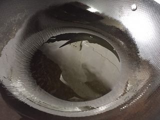 6、百吃不厌的凉拌凉粉,锅里放油烧至冒烟