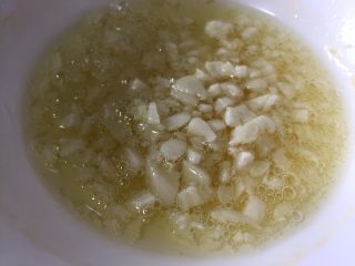 7、百吃不厌的凉拌凉粉,热油浇入蒜末上爆香