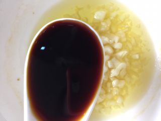 8、百吃不厌的凉拌凉粉,碗里加入一大勺生抽