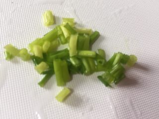 11、百吃不厌的凉拌凉粉,葱切细