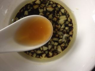 10、百吃不厌的凉拌凉粉,加入一小勺芝麻油