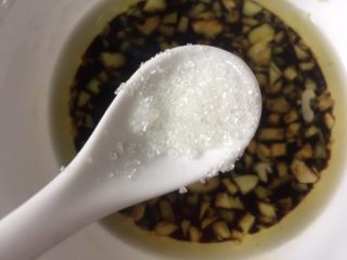 12、百吃不厌的凉拌凉粉,加入小半勺白糖