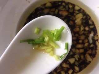 13、百吃不厌的凉拌凉粉,加入适量的葱或者香菜都可以