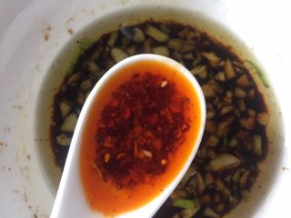 14、百吃不厌的凉拌凉粉,加入两大勺油泼辣子