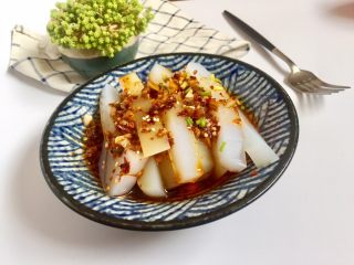 17、百吃不厌的凉拌凉粉,上桌，很快就扫光啦～～～