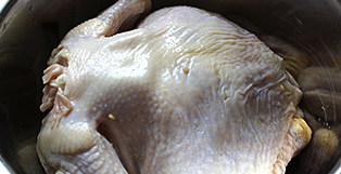 1、叫花鸡,将整只鸡洗净、擦干，用盐摸全身腌1小时，其间将荷叶泡水泡软