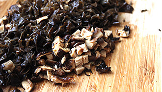 2、叫花鸡,将香菇木耳泡软后，切碎