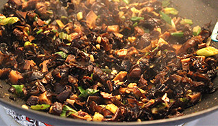 3、叫花鸡,加入其他佐料，将水分炒干作为填料