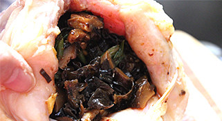 4、叫花鸡,等待填料凉一些后，塞进鸡身里