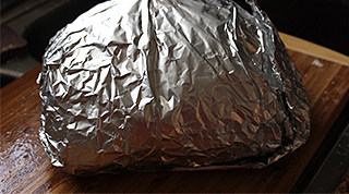 5、叫花鸡,用泡软的荷叶包住，然后用锡纸裹紧