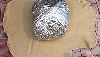 6、叫花鸡,面粉＋水揉成团，擀开后包住整鸡；等烤箱预热好后即可入烤箱烤制（220度烤箱烤 40分钟+180度烤箱烤 80分钟）