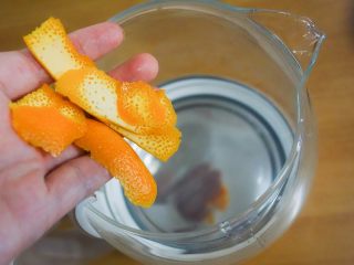 4、缤纷水果花茶,橙子皮放入养生壶内