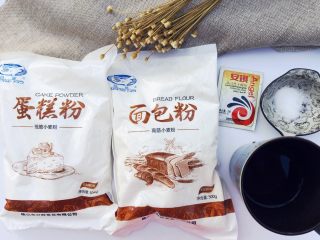 1、当主食一次可以吃三个的法棍面包,准备材料，温水大概是三四十度左右。