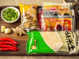 1、暴走鱿鱼卷螺蛳粉丨大嘴螺,准备好所有食材。(螺蛳粉选用的是好欢螺袋装螺蛳粉)
