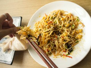 5、暴走鱿鱼卷螺蛳粉丨大嘴螺,将炒好的螺蛳粉用工具(筷子勺子手任君选择)塞入干净的鱿鱼肚内,不可塞太满,影响后续油爆过程。