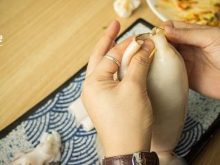 6、暴走鱿鱼卷螺蛳粉丨大嘴螺,用牙签刺穿鱿鱼口,呈s型缝好。(鱿鱼很滑,注意别刺到手)