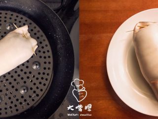 7、暴走鱿鱼卷螺蛳粉丨大嘴螺,将缝好的鱿鱼包放入蒸锅内,大约蒸五分钟即可。(螺蛳粉已熟透,鱿鱼易熟)