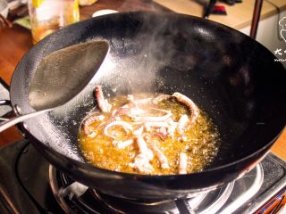 9、暴走鱿鱼卷螺蛳粉丨大嘴螺,处理鱿鱼后剩下的鱿鱼须可放入之前油锅翻炒。