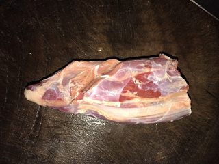 1、三色鲜炒牛腱,牛腱子洗净，抹干水份