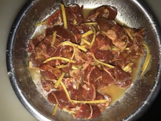 3、三色鲜炒牛腱,加入30克左右水