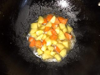 10、三色鲜炒牛腱,加水盖过土豆和胡萝卜，中火盖盖