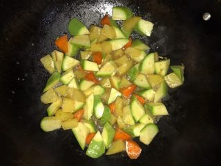 11、三色鲜炒牛腱,直到剩两成水后加盐和西胡芦瓜，再盖盖