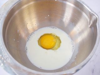 2、原味麻薯包,牛奶中加入鸡蛋