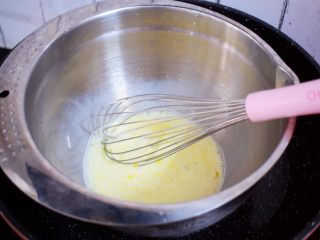 3、原味麻薯包,隔热水搅拌至温热，鸡蛋融化