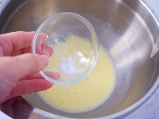 4、原味麻薯包,取出加入盐搅拌融化