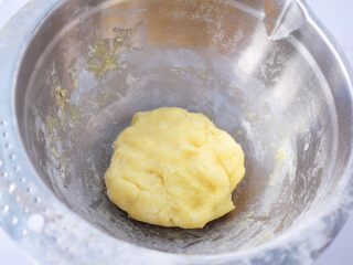 6、原味麻薯包,揉成团