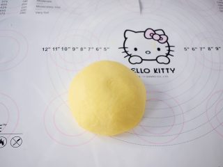 8、原味麻薯包,用手揉成光滑有弹性的面团