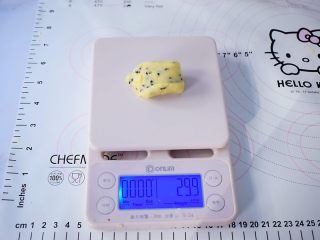 11、原味麻薯包,把面团分成30克为一份