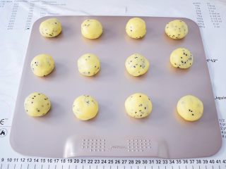 12、原味麻薯包,揉圆放入学厨无边烤盘