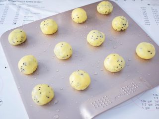 13、原味麻薯包,在麻薯生坏表面喷洒清水