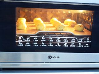 14、原味麻薯包,放入预热好的东菱烤箱，上下火170度，中层烤25分钟，焖2分钟再取出，如果出炉后的麻薯包会回缩，那说明烤的时间不足，要继续烘烤喔！