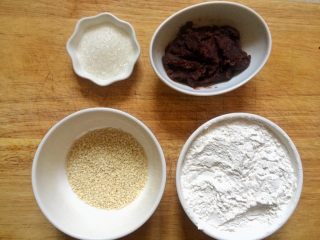 2、南瓜小麻薯,糯米粉，白芝麻，白糖，豆沙。