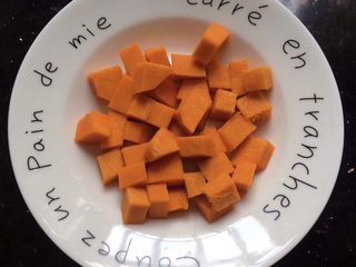 3、南瓜小麻薯,南瓜去皮，切小块。