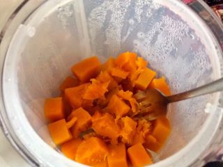 4、南瓜小麻薯,放入辅食机蒸笼，蒸10分钟就熟了。