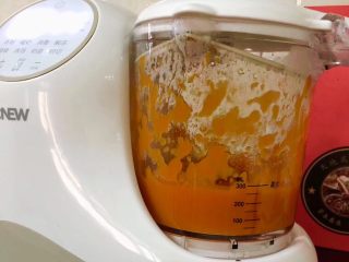 5、南瓜小麻薯,倒入搅拌杯搅拌。