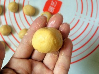 11、南瓜小麻薯,包好豆沙搓圆。