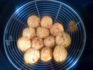 16、南瓜小麻薯,捞出锅。