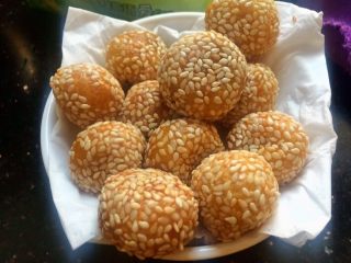 17、南瓜小麻薯,厨房纸吸一下油。