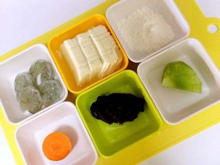 1、鲜虾豆腐饼,准备食材，蔬菜可随意搭配