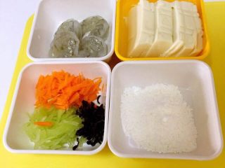 2、鲜虾豆腐饼,蔬菜切丝