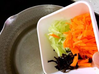 4、鲜虾豆腐饼,少油把蔬菜类炒一下