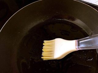 7、鲜虾豆腐饼,不粘锅刷层油