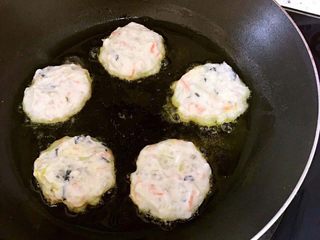 8、鲜虾豆腐饼,食材弄成饼状放入锅中