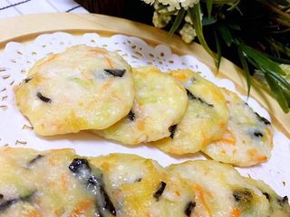 9、鲜虾豆腐饼,两面煎至金黄色即可